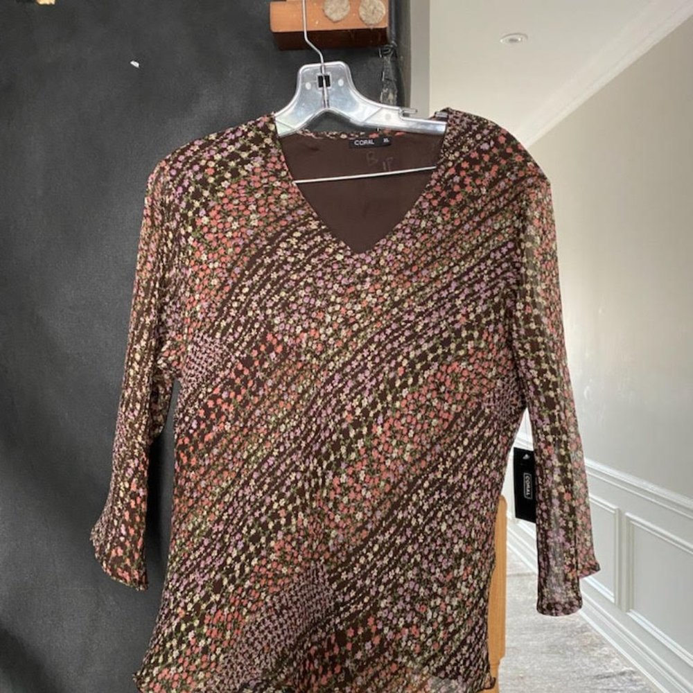 NWT" CORAL"  FLORAL  TOP /BLOUSE   V -NECK